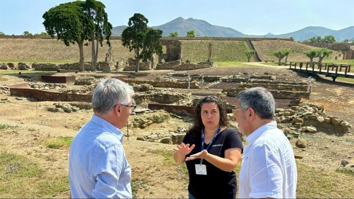 El conseller de Empresa y Trabajo, Miquel Sàmper, en una visita a la Ciutadella de Roses (Girona).