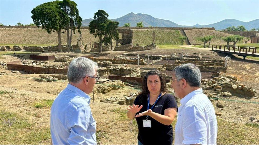 El conseller de Empresa y Trabajo, Miquel Smper, en una visita a la Ciutadella de Roses (Girona).