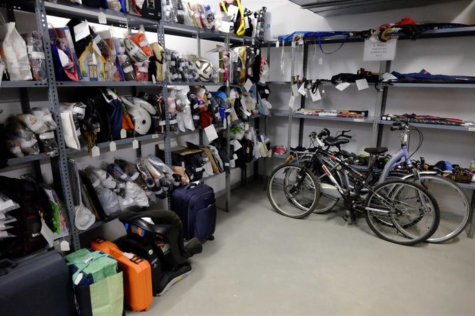 Archivo - Imagen de archivo de la Oficina Municipal de Objetos Perdidos de Málaga. 