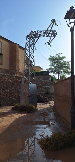 Una de las torres dañadas por la fuerza del agua