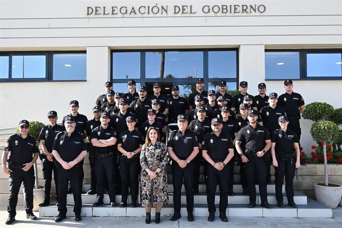 La delegada del Gobierno en Melilla, Sabrina Moh, junto al Cuerpo de la Policía Nacional.