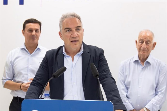 El vicesecretario de Coordinación Autonómica, Elías Bendodo, este sábado en rueda de prensa en Roquetas de Mar (Almería).