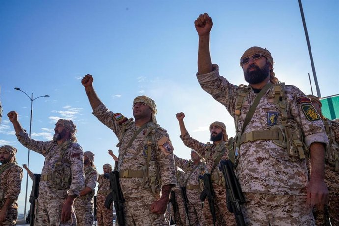 Archivo - Arquivo - 24 de janeiro de 2025, Shiraz, Fars, Irã: Membros da força paramilitar Basij, operando sob o comando do Corpo da Guarda Revolucionária Islâmica (IRGC), participam de um comício militar. Criada em 26 de dezembro de 1979 pelo aiatolá Ruh