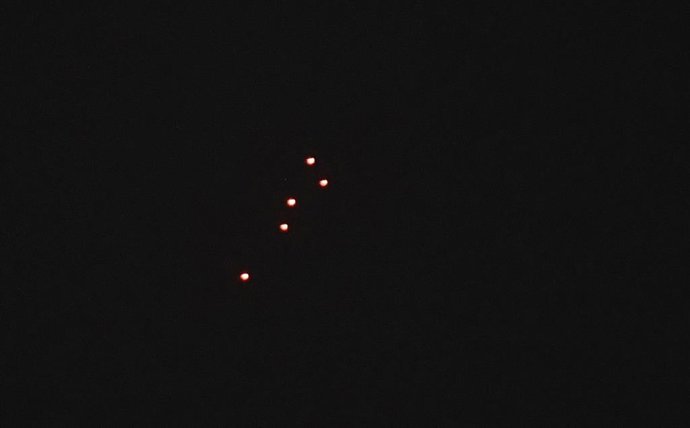 TEERÃ, 14 de junho de 2025 -- Mísseis iluminam o céu noturno em Teerã, capital do Irã, em 14 de junho de 2025.