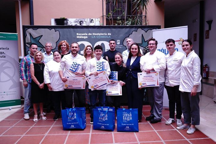 Foto de la familia de los premiados en el concurso 'MálagaCrea' 2025.