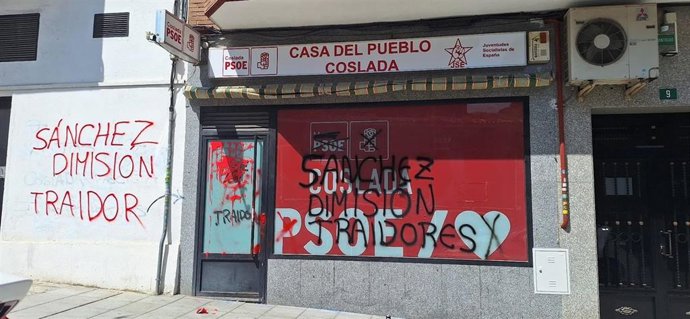La Casa del Pueblo del Partido Socialista en Coslada  objeto de un acto de vandalismo con pintadas de "Sánchez dimisión" o "Traidores".