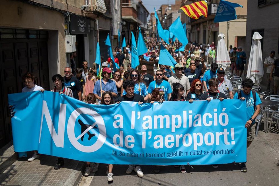 Decenas de personas durante una concentración contra la ampliación del Aeropuerto Josep Tarradellas Barcelona-El Prat, a 14 de junio de 2025, en El Prat de Llobregat, Barcelona, Catalunya (España)
