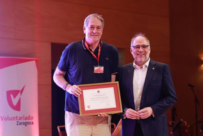 Fernando Arcega nombrado Padrino de los Voluntarios de Zaragoza, junto al consejero municipal de Participación Ciudadana, Alfonso Mendoza.