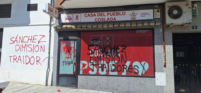 La Casa del Pueblo del Partido Socialista en Coslada  objeto de un acto de vandalismo con pintadas de "Sánchez dimisión" o "Traidores".