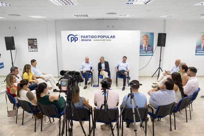 Imagen de este sábado del encuentro del vicesecretario de Política Autonómica del PP, Elías Bendodo, con el presidente del PP de Almería, Javier A García, y el alcalde de Roquetas de Mar, Gabriel Amat.