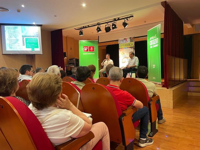 El secretario general del PSOE en Sevilla, Javier Fernández, en unas jornadas sobre sanidad y dependencia en Constantina.