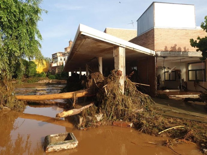 Centro de Salud de Azuara cercado por el lodo y los restos arrastrados por la riada tras la tromba de agua de este viernes