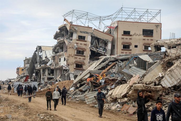 Archivo - GAZA, 10 de fevereiro de 2025 -- Palestinos deslocados que voltam para casa do sul da Faixa de Gaza para o norte são vistos perto do Corredor Netzarim, no centro da Faixa de Gaza, em 9 de fevereiro de 2025. As forças israelenses começaram a se r