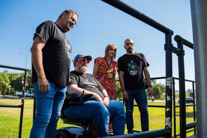 El escritor Bob Pop junto al alcalde de Mérida, Antonio Rodríguez Osuna, durante el acto de izado de bandera y pregón del Orgullo 2025 en Mérida