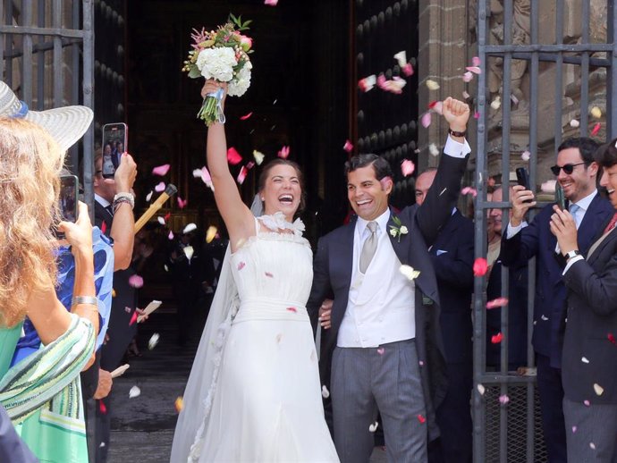 Leticia Fernández de Villavicencio y Piergiacomo Agostini salen de la Iglesia de San Miguel  tras darse el "sí quiero" a 14 de Junio de  en Jerez de la Frontera (España).