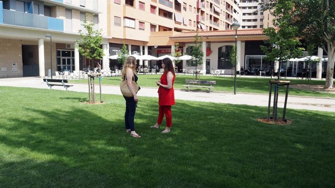 La consejera municipal Tatiana Gaudes, de rojo, en la visita a los jardines cuya segunda fase de la mejora se acometerá en el mes de octubre