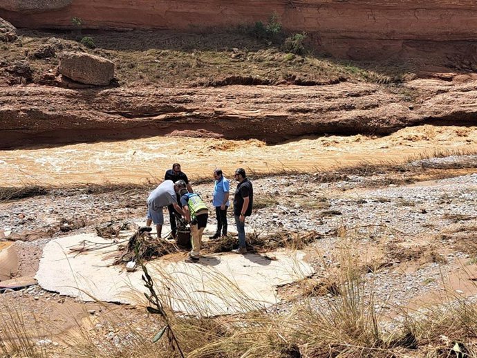 Visita del presidente de la DPT, Joaquín Juste a las zonas del río Aguasvivas afectadas por los destrozos a consencuencia de la tromba de agua caida este viernes