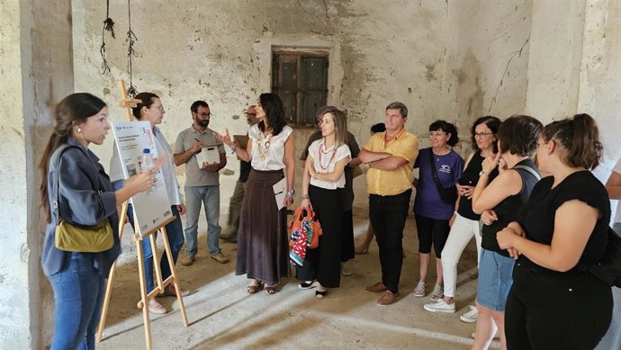 La vicepresidenta de la DPH, Celsa Rufas, con una carpeta en la mano izquierda, en la presentación del resultado de proceso de participación ciudadana para darle un uso al la Casa de Obediencias de la Cartuja de las Fuentes de Sariñena.