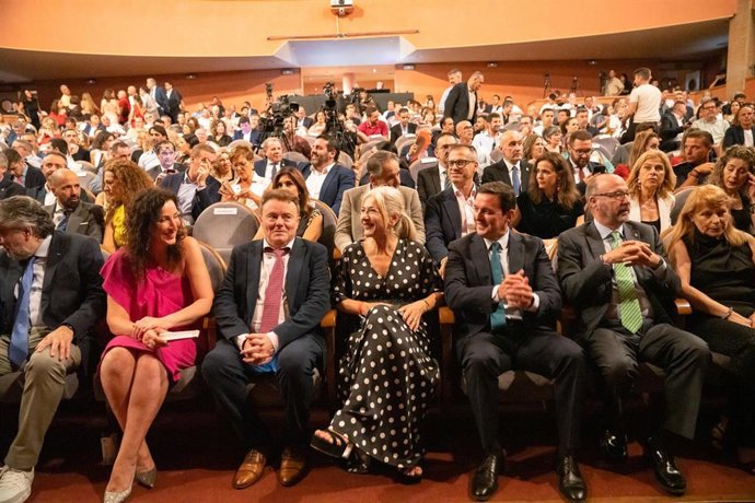 Imagen de las autoridades congregadas el viernes en el Auditorio Maestro Padilla de Almería para conmemorar el XX aniversario de los Juegos del Mediterráneo.