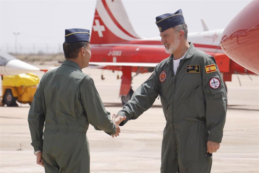El Rey Felipe VI (d) a su llegada a la Academia General del Aire y del Espacio (AGA), a 14 de junio de 2025, en San Javier, Región de Murcia (España). Esta es una de las mayores exposiciones de aeronaves militares y civiles, del ámbito nacional e intern