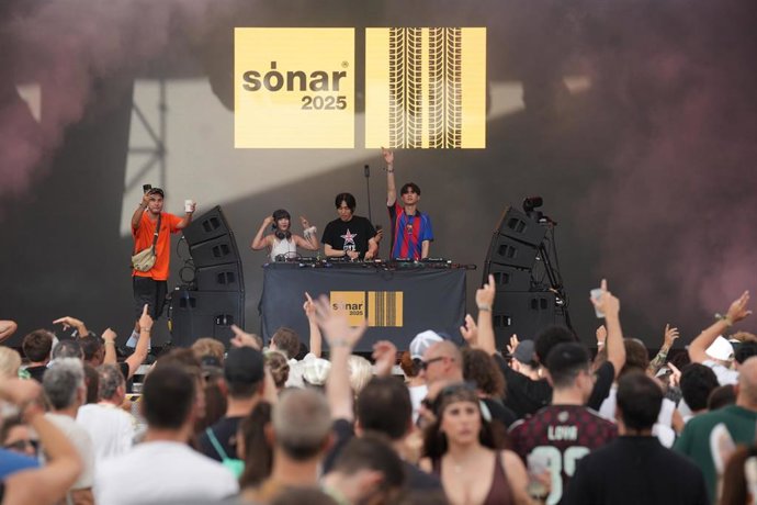 Decenas de personas durante el Sónar, en la Fira Gran Via L'Hospitalet, a 12 de junio de 2025, en Barcelona, Cataluña (España)