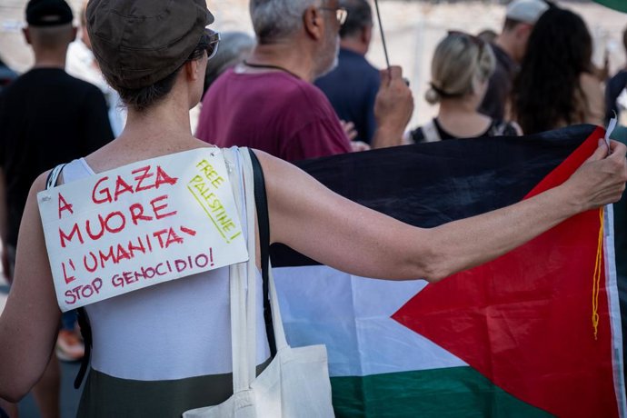 14 de junho de 2025, Roma, Rm, Itália: Ativistas se reúnem em frente à Embaixada para protestar contra a ação do governo egípcio contra a Marcha Global para Gaza, uma caravana de solidariedade e ajuda que está tentando chegar à Faixa de Gaza pela passagem