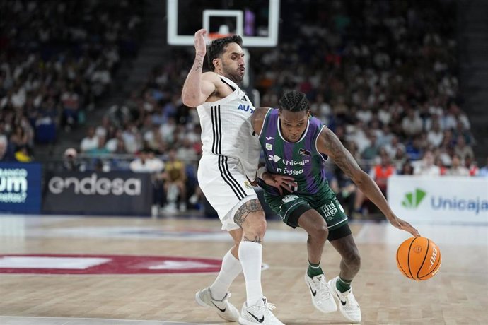 Tyson Carter y Facundo Campazzo en el segundo partido de las semifinales de la Liga Endesa entre el Real Madrid y el Unicaja en el Movistar Arena