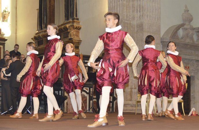 San Miguel de los Reyes acoge el espectáculo 'Las danzas de los Infantillos del Corpus'