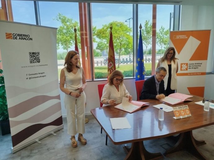 Irma del convenio entre el Gobierno de Aragón y Confianza Online.