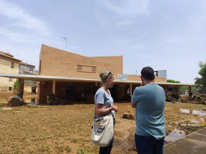 La gerente de Atención Primaria de Aragón, Pilar Borraz, ante el centro sanitario derruido por las tormentas