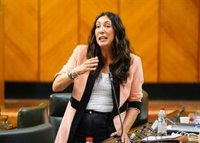 La consejera de Igualdad acusa de callar a las líderes del PSOE ante compañeros "que hablan de mujeres como mercancía"