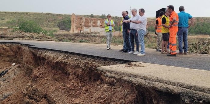 El consejero de Fomento, Octavio López, durante su visita a las zonas afectadas de Campo de Belchite para comprobar los destrozos ocasionados por las tormentas.
