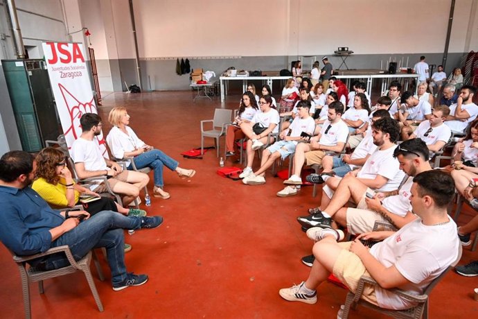 La secretaria de Organización del PSOE Aragón, Manuela Berges, de blanco, se dirige a los jóvenes congreados en las jornadas provinciales que Juventudes Socialistas han organizado este sábado en la localidad zaragozana de Gotor.