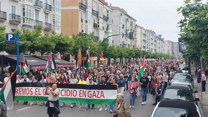 Miles de personas se manifiestan en Santander para pedir "el fin del genocidio" en Gaza