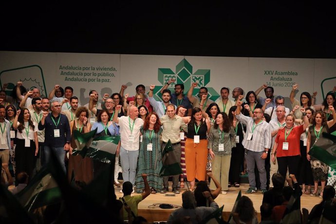 El reelegido coordinador de IU Andalucía, Toni Valero, en el centro de la imagen en la conclusión de la XXV Asamblea, celebrada en Granada.