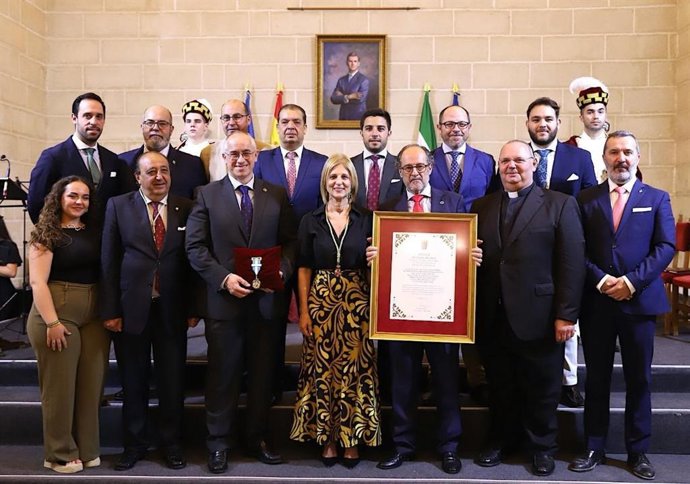 La alcaldesa de Jerez, María José García-Pelayo, concede la Medalla de Oro a la Hermandad de la Coronación.