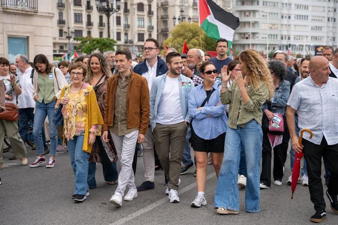 Miembros del PSOE participan en la manifestación para pedir "el fin del genocidio" en Gaza