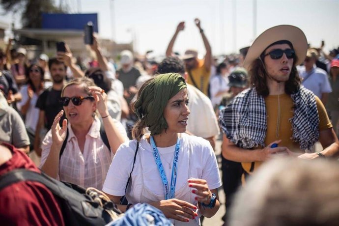 Las diputadas de Más Madrid en el Congreso Tesh Sidi y Alda Recas durante su participación en la Marcha internacional por Gaza.