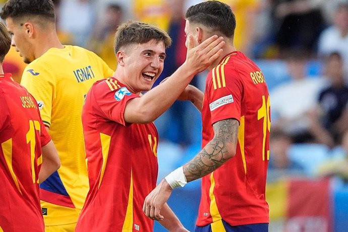 Mikel Jauregizar e Roberto Fernández Jaén comemoram um gol com a seleção espanhola sub-21.