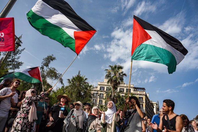 Diverses persones amb banderes palestines durant una manifestació a favor de Palestina, a 14 de juny de 2025, a Barcelona, Catalunya (Espanya)
