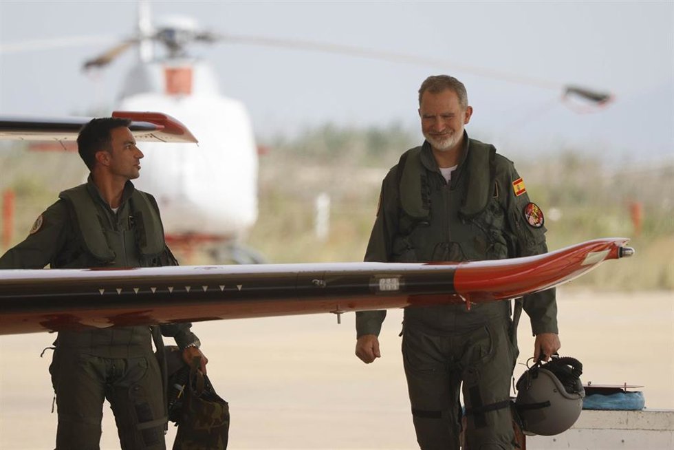 El Rey Felipe VI (d) sube a un avión, en la Academia General del Aire y del Espacio (AGA), a 14 de junio de 2025, en San Javier, Región de Murcia (España). Esta es una de las mayores exposiciones de aeronaves militares y civiles, del ámbito nacional e i
