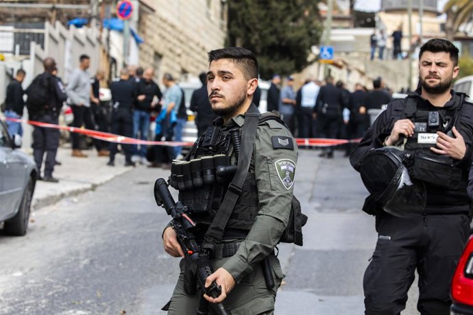 Archivo - Arquivo - 28 de janeiro de 2023, Israel, Jerusalém: Policiais fecham a área de um ataque a tiros, onde dois israelenses foram baleados e feridos no bairro de Silwan, um dia após o ataque mortal a uma sinagoga.