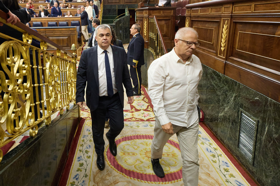 El exsecretario de Organización del PSOE, Santos Cerdán (i), durante una sesión plenaria en el Congreso de los Diputados, 