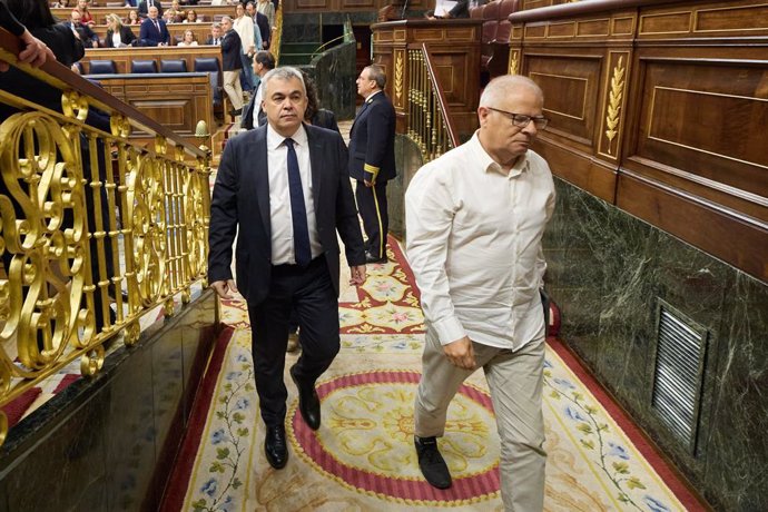 El exsecretario de Organización del PSOE, Santos Cerdán (i), durante una sesión plenaria en el Congreso de los Diputados,