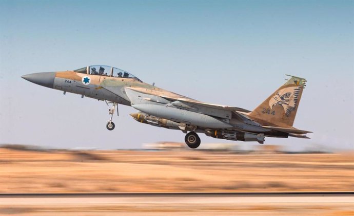Archivo - BEIJING, May 7, 2025  -- This photo released on May 5, 2025 shows an Israeli fighter jet taking off at an unidentified location to conduct airstrikes on targets in Yemen.   Israeli warplanes conducted dozens of airstrikes on Yemen's Hodeidah pro