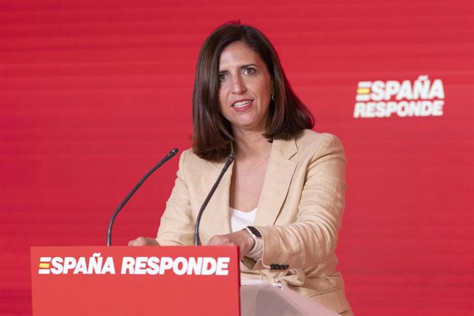 La portavoz del PSOE, Esther Peña, en una rueda de prensa en la sede de Ferraz.