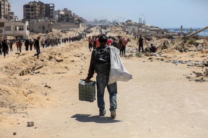 GAZA, 13 de junho de 2025 -- Palestinos são vistos na área de Sudaniya, ao norte da Cidade de Gaza, em 12 de junho de 2025. O chefe da agência das Nações Unidas para os refugiados palestinos condenou, na quinta-feira, os atuais mecanismos de distribuição 