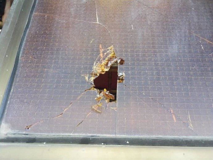 Archivo - ONDO, June 6, 2022  -- Photo taken on June 5, 2022 shows a broken window damaged during an attack on a church by unidentified gunmen in the town of Owo, Ondo state, Nigeria. Unidentified gunmen have killed scores of worshippers following an atta