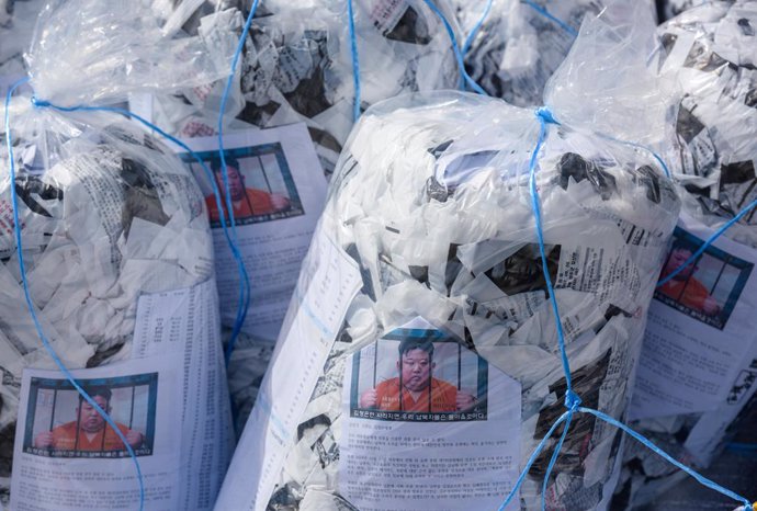Archivo - April 23, 2025, Paju, South Korea: Images depicting North Korean leader Kim Jong Un are attached to bags of balloon to be sent to North Korea at the Imjingak Pavilion in the South Korean border city of Paju, north of Seoul. The group is preparin