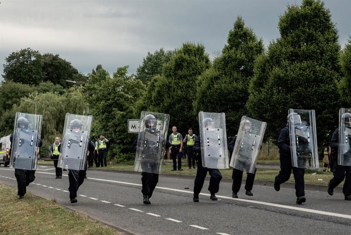 Arquivo - 19 de julho de 2024, Dublin, Irlanda: A polícia de choque marcha em direção aos manifestantes durante a manifestação. Um segundo protesto foi realizado em Coolock, no norte de Dublin, na noite de sexta-feira. As pessoas continuam a protestar con